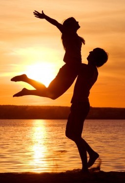 happy-couple-on-the-beach-at-sunset-600x375